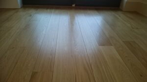 Jak wypolerować drewnianą podłogę drewnianą