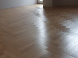 Nakładanie Kolejnych Warstw Lakieru na Podłogę 3 cyklinowanie parkietu, cyklinowanie podłóg, renowacja podłogi drewnianej