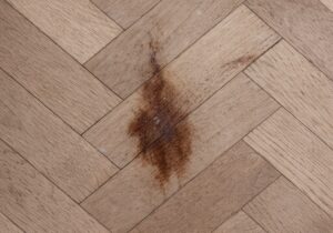 Plamy z Tłuszczu w Drewnie