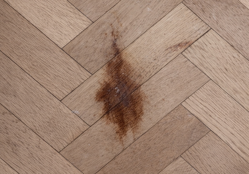 Plamy z Tłuszczu w Drewnie